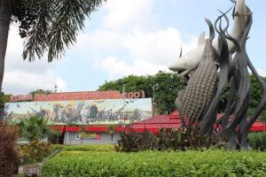 Kebun Binatang Surabaya 300x200 10 Tempat Wisata di Surabaya yang Wajib Dikunjungi
