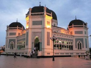 Masjid Raya Medan 300x225 25 Tempat Wisata di Sumatera Utara Yang Menarik