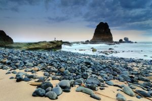 Batuan pantai jadi objek menarik di Pantai Papuma