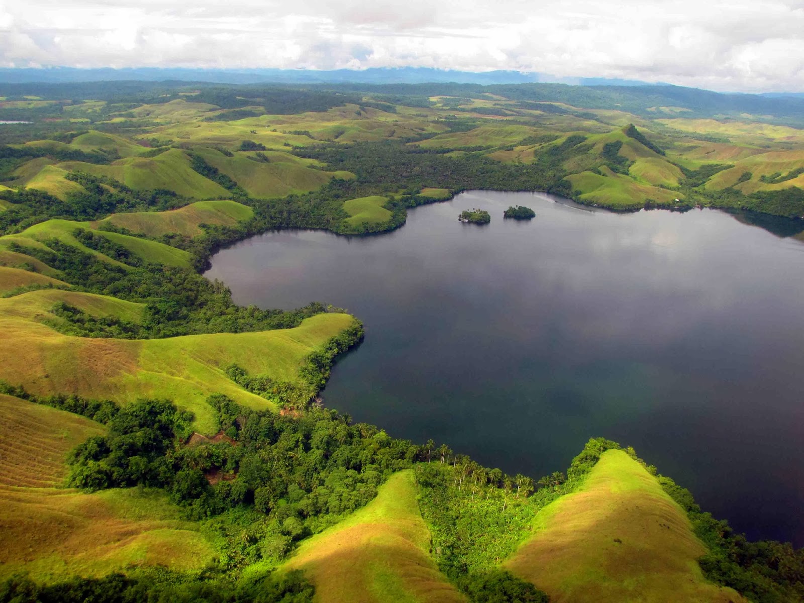 Objek Wisata Danau Sentani Papua