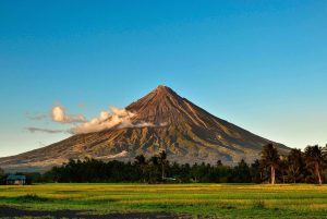  Gunung Mayon Volcano "width =" 300 "height =" 201 "/> 

<p class=