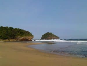 Tempat Wisata Jawa Timur - Pantai Kondang Iwak