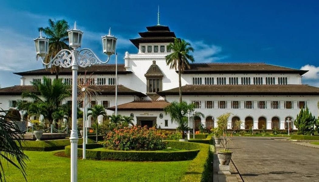 Gedung Sate Wisata Bersejarah di Bandung (Menyimpan
