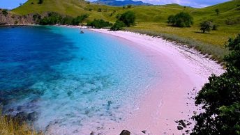 Pink Beach Pulau Komodo