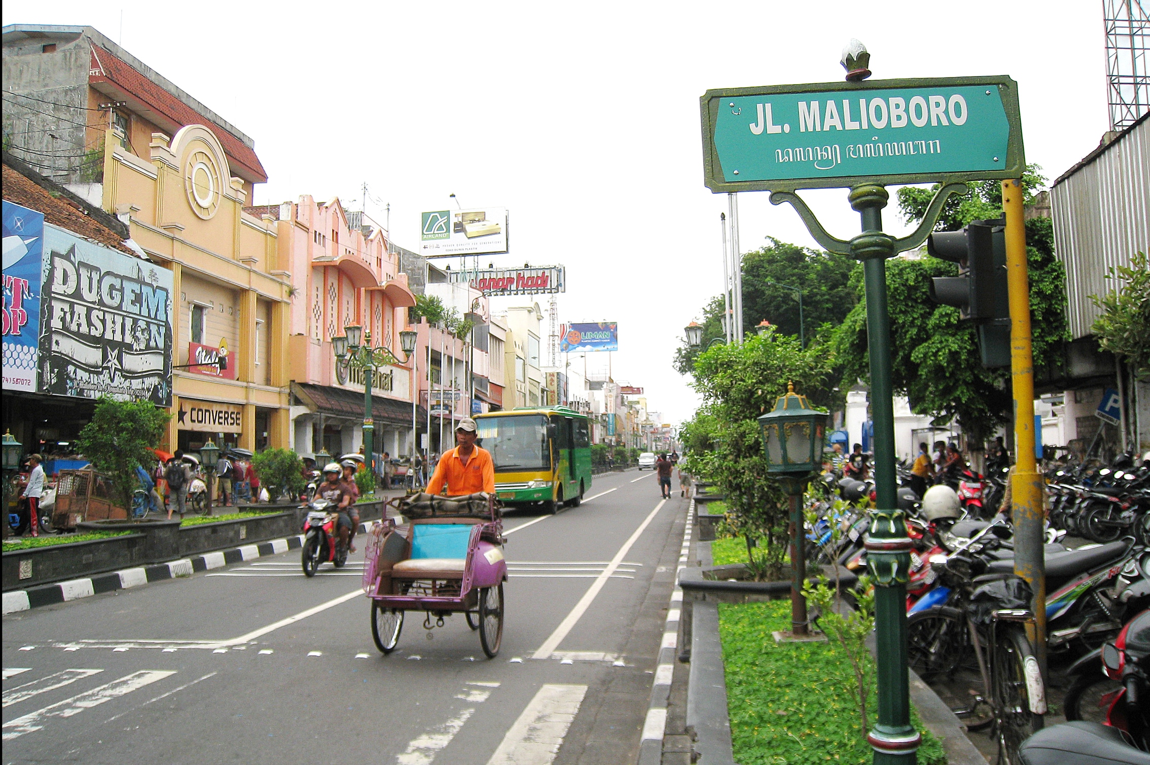 Jalan Malioboro Di Yogyakarta Merupakan Objek Wisata