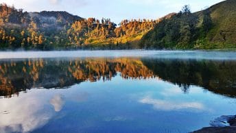 Kejernihan air danau di Ranu Kumbolo