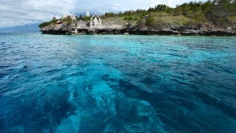 Air jernih kebiruan yang segar di Pulau Menjangan