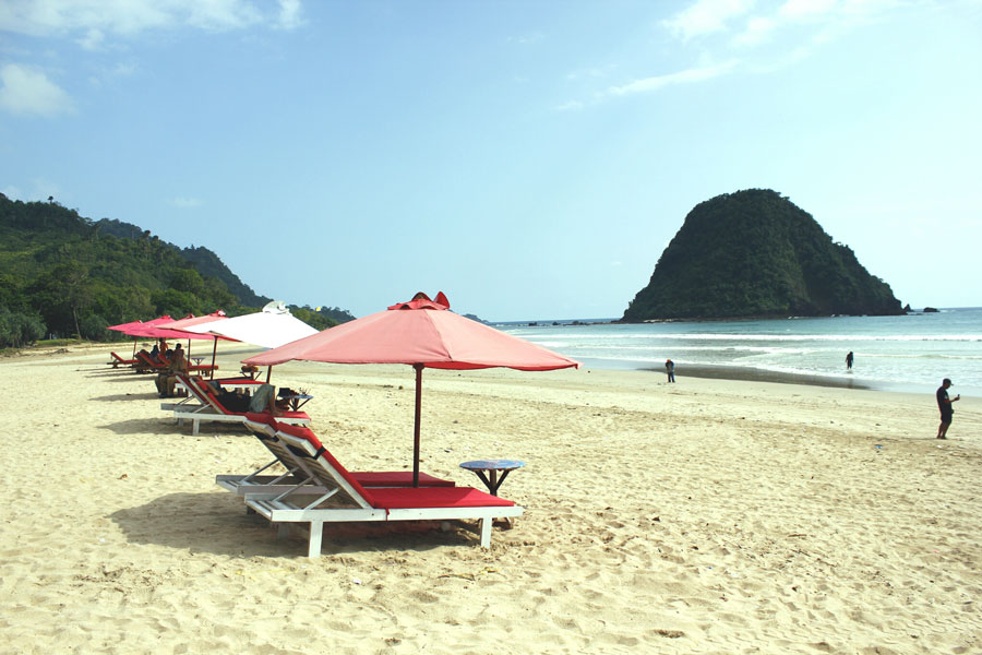  Pantai  Pulau  Merah Kuta Kedua di Pulau  Jawa yang Ada di 