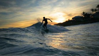 Berselancar jadi kegiatan favorit di Pantai Senggigi