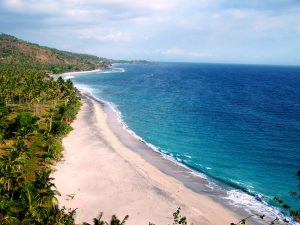 Hamparan pasir putih bertemu air jernih kebiruan jadi pemandangan yang cantik di Pantai Senggigi