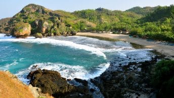 Kabur sejenak ke Pantai Siung akan meredakan stres Anda