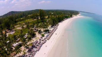 Gambar 1: Pantai Trikora