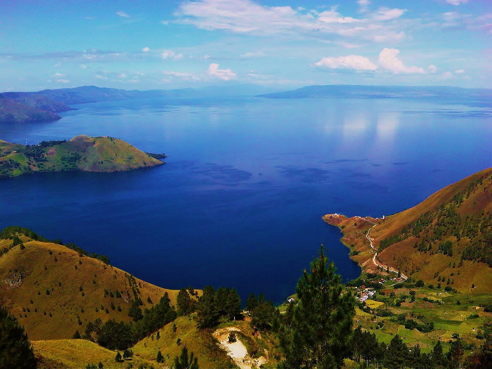 9 Danau Terindah di Indonesia yang Wajib Dikunjungi