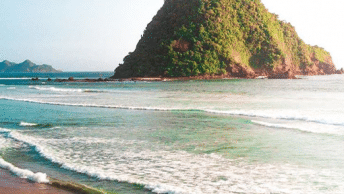 21. Read More - Pantai Pulau Merah