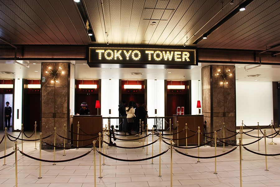 Menara Tokyo - Naik lift Menara Tokyo (Menara Tokyo).